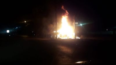 Vdeo | Carro bate em poste, pega fogo e motorista  preso embriagado