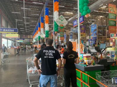 Procon Estadual e Decon fiscalizam denncia de consumidores em supermercados