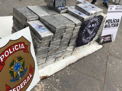 Vdeo | PF apreende 213 kg de droga em carro transportado em caminho-cegonha