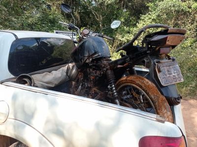 Motocicleta de homem assassinado  encontrada dentro de rio