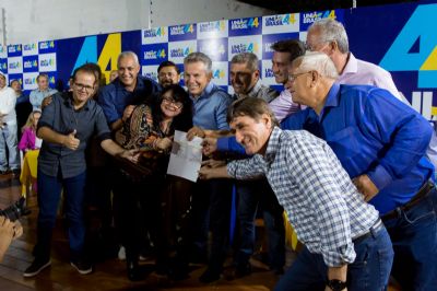 Prefeitos de 140 municípios assinam carta pedindo reeleição do governador