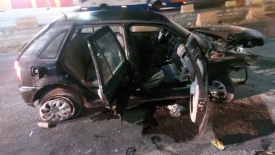 Vdeo | Motorista embriagado bate carro em bloco de concreto, roda na pista e motor  arremessado
