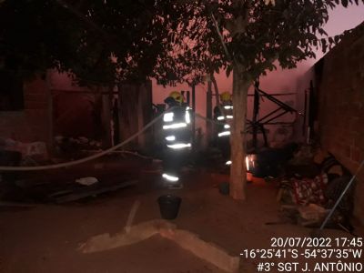Casa fica destruda em incndio causado por vela esquecida em Rondonpolis
