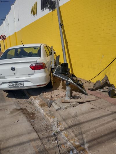 Motorista  fechado por outro carro, derruba semforo e acerta muro de loja