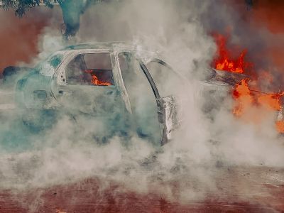 Carro pega fogo e fica destrudo em Rondonpolis