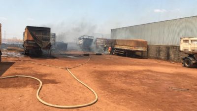 Bombeiros combatem incndio que consumiu seis carretas no interior de MT