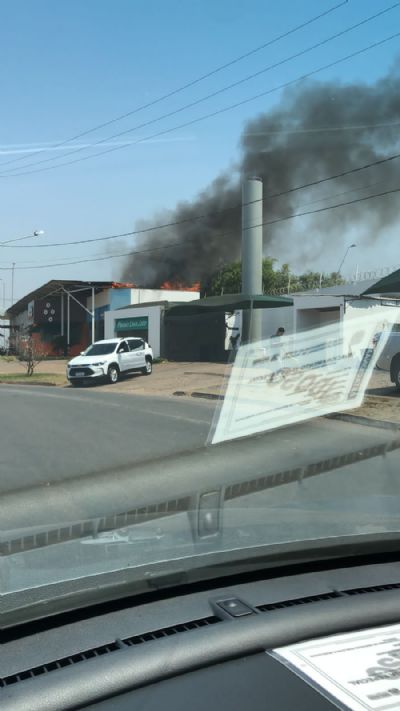 Vdeo | Incndio destri pet shop na Estrada da Guia