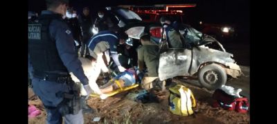 Batida entre caminhonete e carro deixa oito pessoas feridas