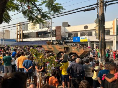 Vdeo | Centenas de pessoas acompanharam o desfile cvico-militar em Cuiab