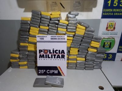 Vdeo | Traficantes escondem 200 tabletes de cocana e droga  apreendida pela Polcia Militar