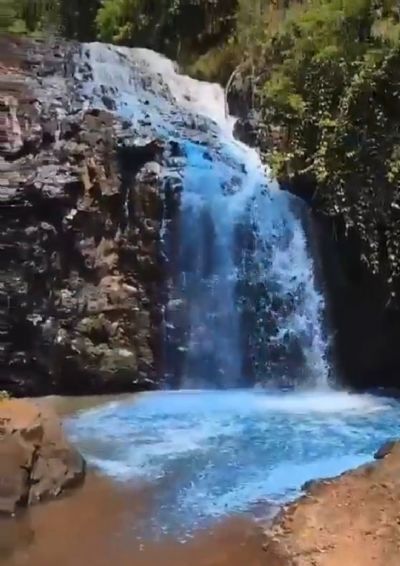 Casal despeja corante azul em cachoeira durante ch revelao e gera polmica