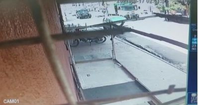 Vdeo mostra pedestre sendo atropelado por caminho de lixo em VG