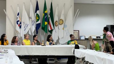 Amlia  recebida por mulheres e defende reeleio de Bolsonaro