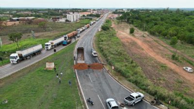 Caminhoneiros fecham rodovias em mais de 100 pontos no Brasil
