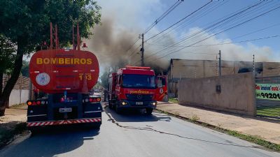 Incndio atinge depsito de materiais de ar-condicionado em Cuiab