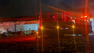 Bombeiros combatem incndio em barraco que armazenava feno