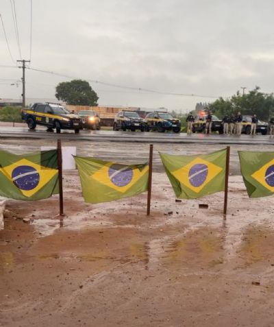 Vdeo | Foras de segurana desbloqueiam BR-163 em Lucas do Rio Verde