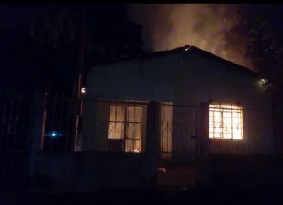 Vdeo | Casa abandonada fica destruda aps incndio em VG