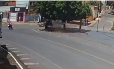Vdeo | Motorista morre aps colidir carro contra rvore e atingir muro de lava-jato
