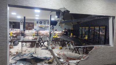 Vdeo | Fachada de padaria fica destruda aps acidente na Fernando Corra