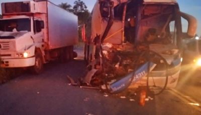 Acidente entre caminho ba e nibus deixa sete feridos na Estrada da Guia