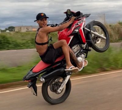 Influencer que empinava motos sem capacete morre em acidente de trnsito
