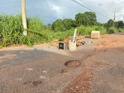 Vereadores denunciam cratera em bairro de Cuiab