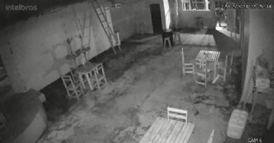 Vdeos | Imagens de cmera de segurana registram dupla assassinando jovens em casa noturna