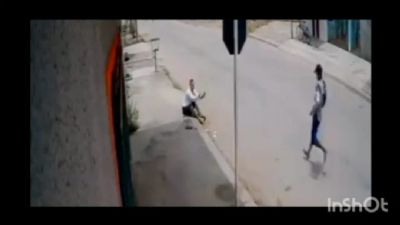 Vdeo | Jovem  executado no meio da rua enquanto implora pela vida