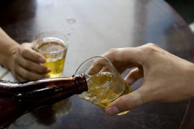Menores so apreendidos consumindo bebida alcolica e narguil em bar