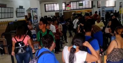 Vdeo | Estudantes enfrentam longa fila para revalidar carto de passe livre em Cuiab