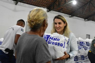 Programa Ser Famlia entrega 1,9 mil cestas bsicas e kits para famlias de Rondonpolis