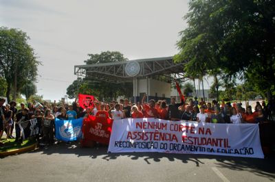 Vdeo | Universitrios protestam contra corte da assistncia estudantil; UFMT nega