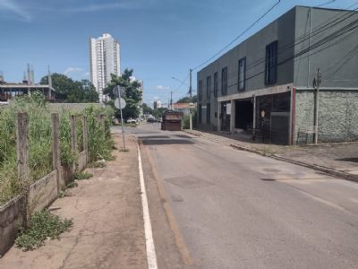 Aps 'ignorar' buraco por meses e uma pessoa morrer, Prefeitura inicia recuperao de via em bairro Popular