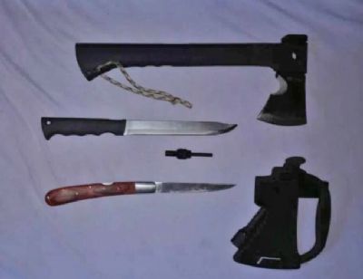 Estudante  detido por publicar foto de facas e machadinha que seriam usadas em suposto ataque