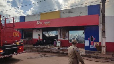 Vdeo | Incndio de grandes propores atinge supermercado em Vrzea Grande