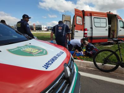 Vdeo | Ciclista fica ferido aps ser atropelado por carro na rotatria do Zero KM