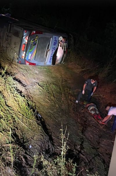 nibus de viagem cai s margens de rodovia e deixa 17 pessoas feridas em Tapurah