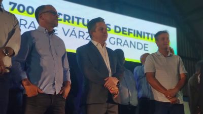 Mendes entrega 700 escrituras definitivas para populao de VG; prefeito agradece parceria