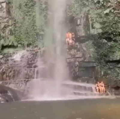 <Font color=Orange>Vdeo</font color> | Adolescente de 15 anos morre ao escorregar de cachoeira e bater cabea na pedra