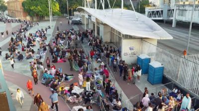 Fs de Taylor Swift acampam em fila no Rio para pr-venda do show