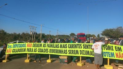 <Font color=Orange> Vdeo </font color> | Pescadores fecham rodovia que liga Cuiab a Santo Antnio de Leverger em protesto ao PL do Transporte Zero