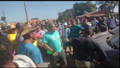<Font color=Orange> Vdeo </font color> | Homem tenta avanar bloqueio de pescadores e saca arma para manifestantes