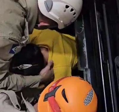 <Font color=Orange> Vdeo </font color> | Bombeiros resgatam casal idoso que ficou preso em elevador em pane