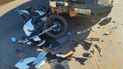 Motociclista bate em carro e quebra a perna em dois lugares