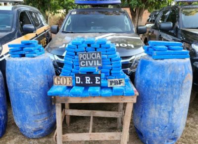 Polcia apreende 107 tabletes de maconha enterrados em terreno durante operao em Cuiab