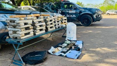 Trio de traficantes  preso e Polcia Militar apreende 71 tabletes de maconha