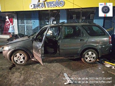 Motorista morre na Avenida Couto Magalhes aps perder controle de veculo