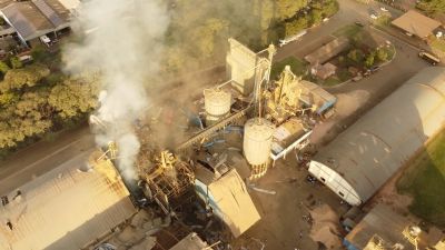 <Font color=Orange> Vdeos </font color> | Exploso em silo de cooperativa agroindustrial de Palotina deixa 4 mortos e 27 desaparecidos