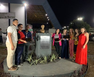 Escola Estadual Adalgisa de Barros inaugura busto de educadora em comemorao aos 58 anos da unidade